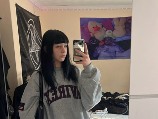 Alter: 18 / Wassermann - Alter: 165 / normal - Geschlecht: weiblich - Ausrichtung: bisexuell - Haare: schwarz / lang - Piercing: Gesicht - bewebmaster-Alter: C - Hautfarbe: weiss - Augen: grün - Rasur: vollrasiert